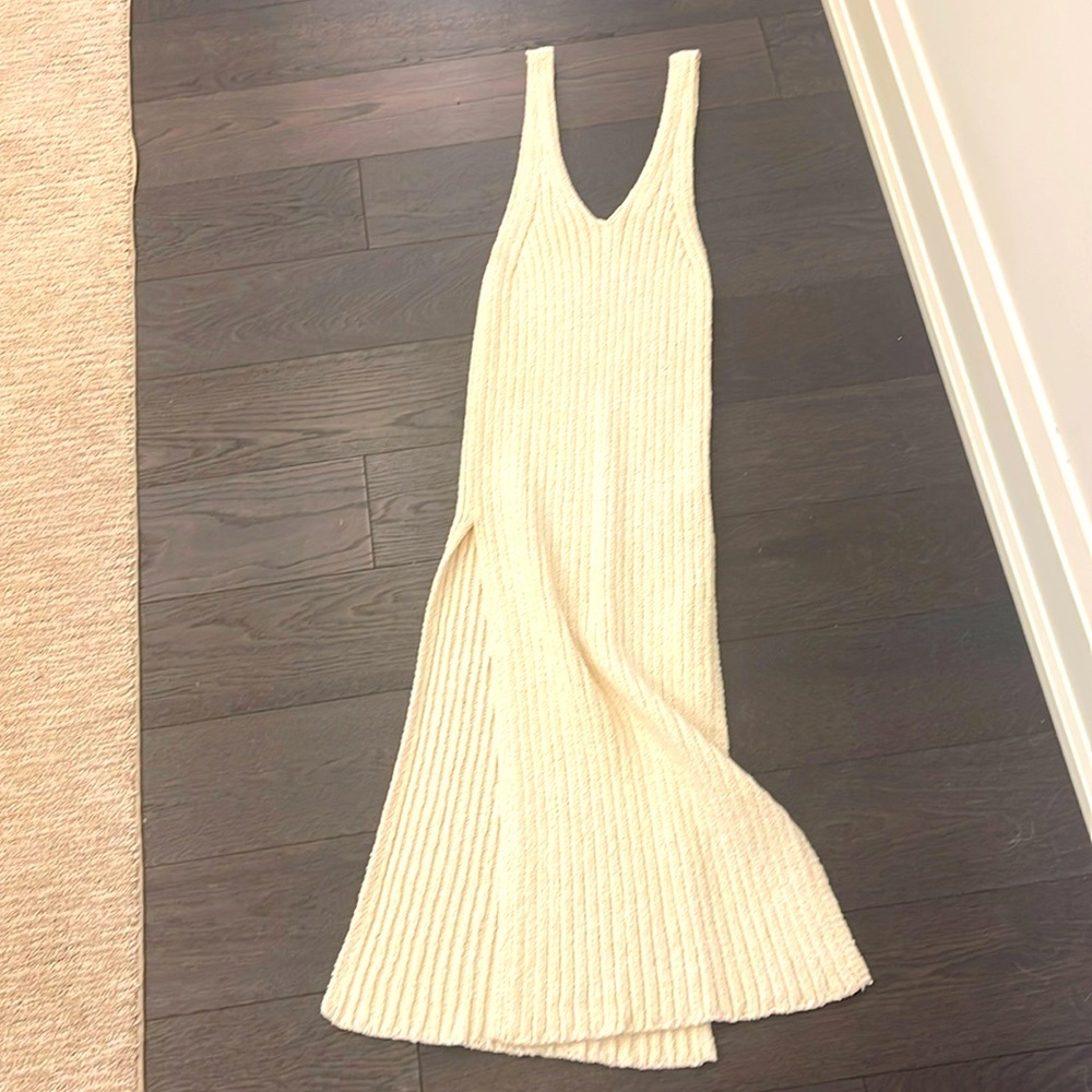 Cream toned sleeveless cotton knit long side split cardigan.